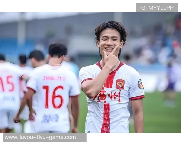 足球明星亲自上阵街头踢野球展现不拘一格的足球魅力